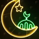هلال ومسجد رمضاني مضيئ