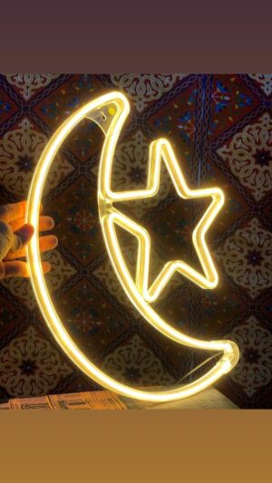 هلال ونجمة مضئ وورم